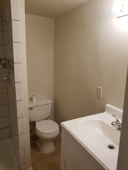 bathroom - 911 W Portage St