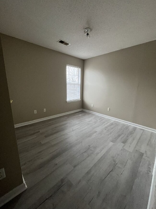 Building Photo - Charming Family Home in Memphis – Space, S...
