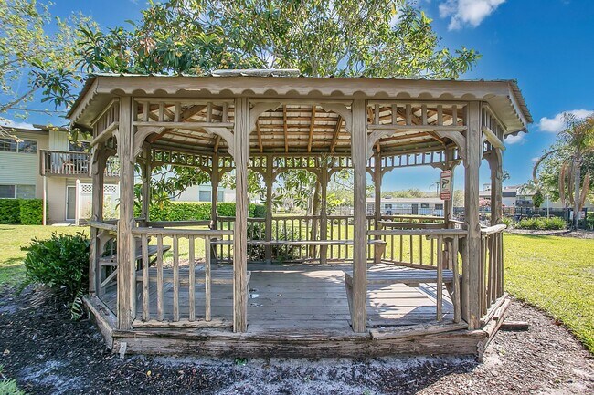 Building Photo - 1ST MONTH RENT FREE 2 Bed 1 Bath 2nd Floor Unit With Balcony In Desirable Area Winter Park Sectio...