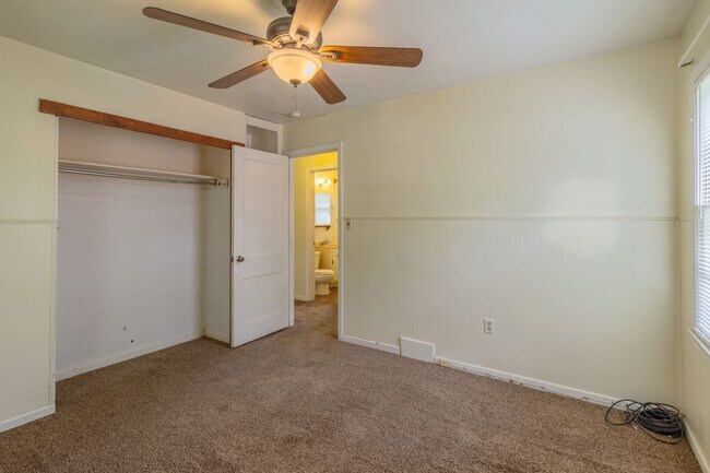 Building Photo - Cozy House With Great Yard Space!