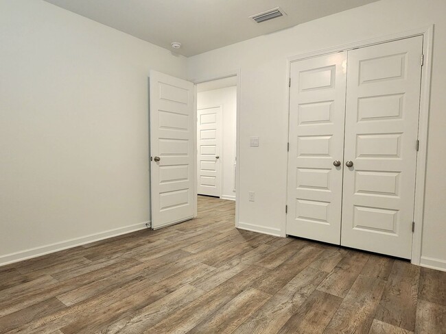 Building Photo - Lovely 4/2 available now in Raley Farms of...