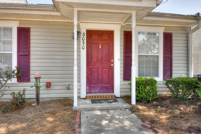Building Photo - Updated 2 Bed 2 Bath Townhouse