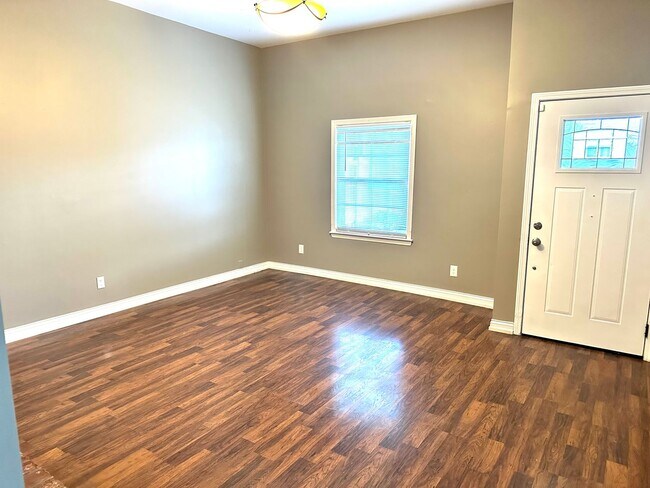 Building Photo - Renovated Germantown House in Great Location