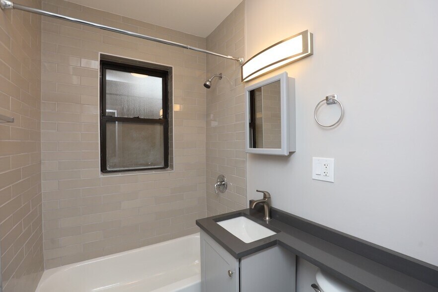 Building Photo - 4551 N Damen Ave