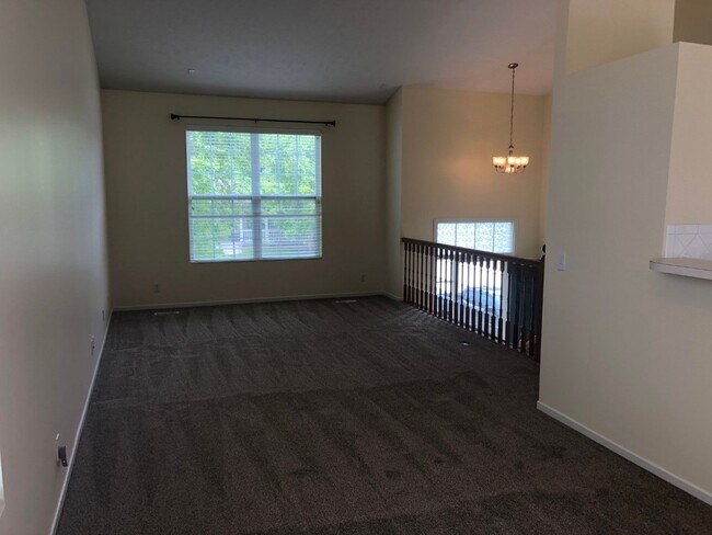 Building Photo - Great Home For Rent in Bellevue!