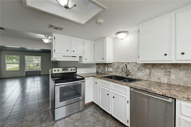 Building Photo - 5616 Oak Blvd