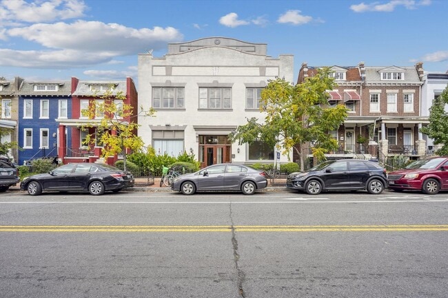 Building Photo - Newly Renovated: 4 Bed 2 Bath on 5th Stree...