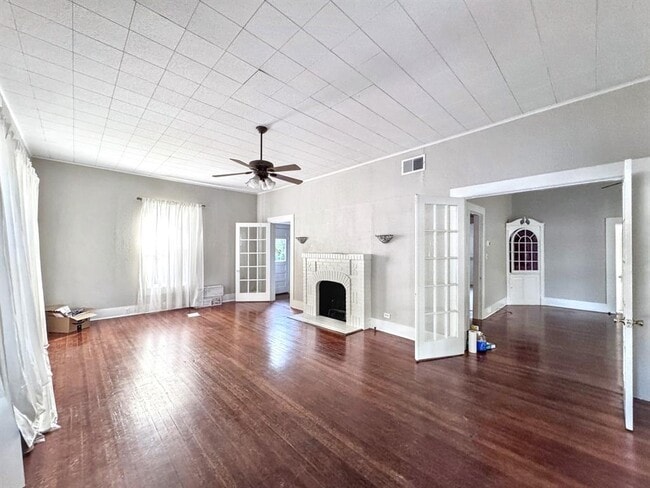 Building Photo - 410 Burleson St
