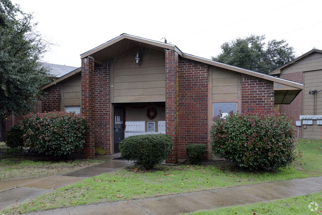 Building Photo - Quinlan Plaza Apartments