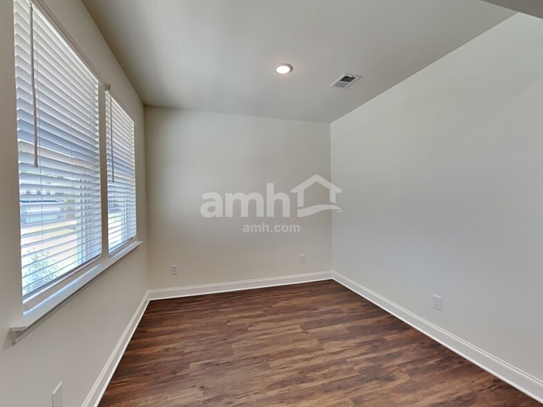 Building Photo - 140 Willow Ln