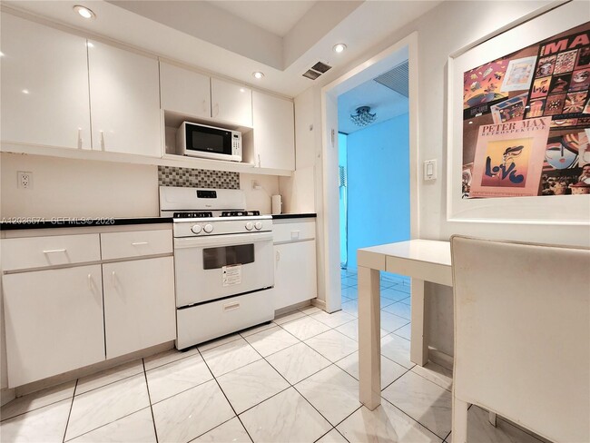 Building Photo - 2030 S Ocean Dr