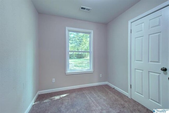 Building Photo - THREE BEDROOM / 1 1/2 BATH HOME