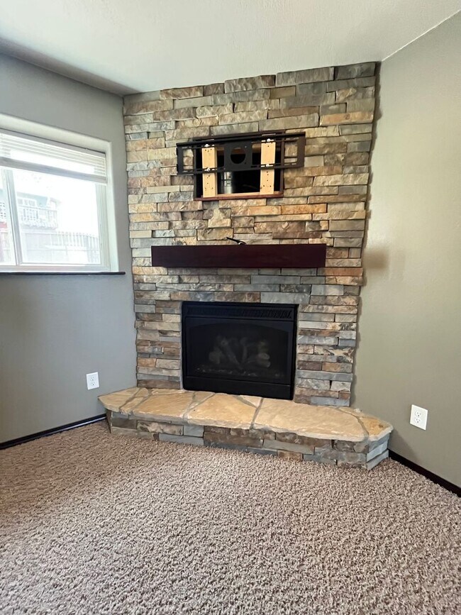 Building Photo - Stunning 4 Bed/2 Bath with 3 Car Garage and Fenced in Yard!