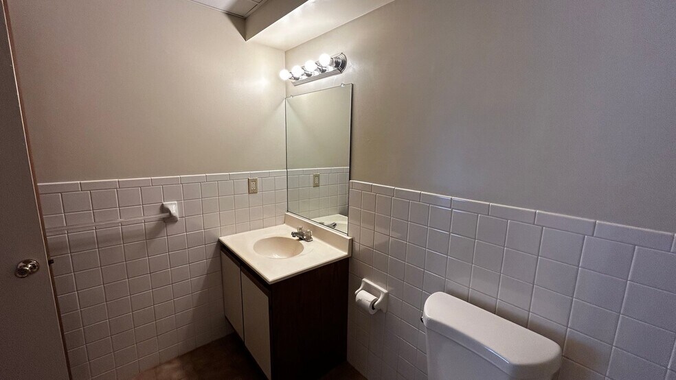 Building Photo - 916 Kings Rd