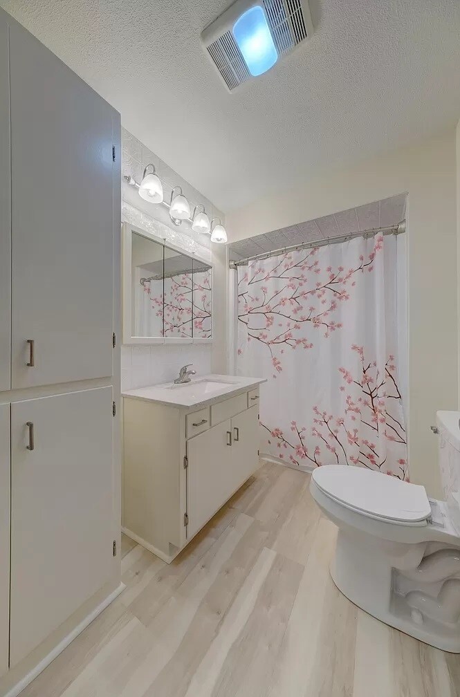 Building Photo - 270 Narrow St