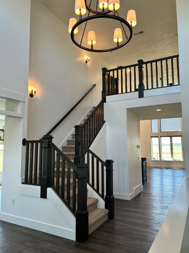 Building Photo - Stunning luxury rental!