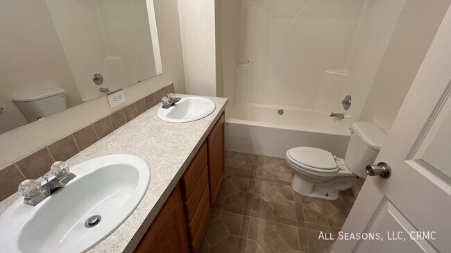 Building Photo - 616 N Spruce St