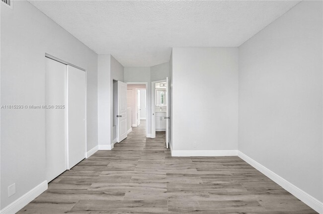 Building Photo - 16607 Hemingway Dr