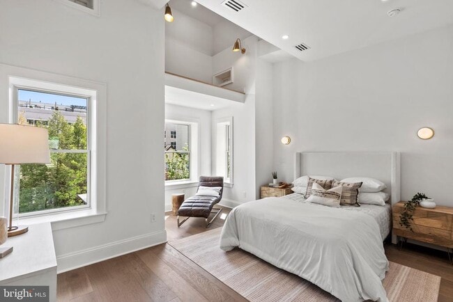 Building Photo - 2460 Ontario Rd NW