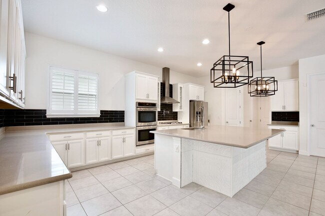 Building Photo - Elegant 5-Bedroom Pool Home for Rent in Sa...