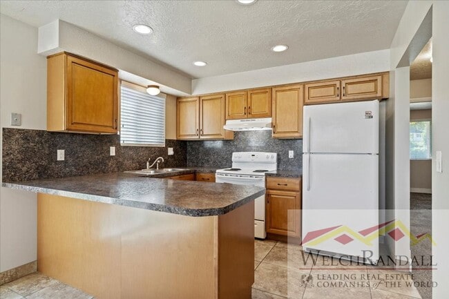 Building Photo - 2 Bedroom 1 Bath Ogden Duplex