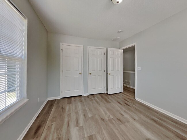 Building Photo - Charming 4-Bed, 2-Bath Home in Kansas City with Garage