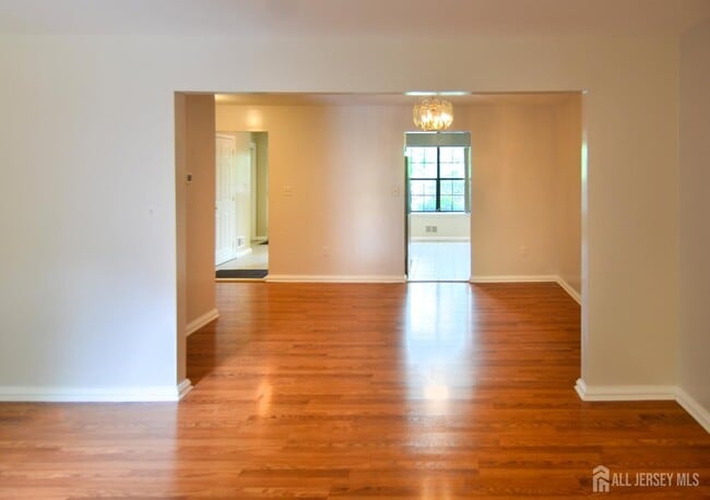 Building Photo - 202 Hidden Village Dr