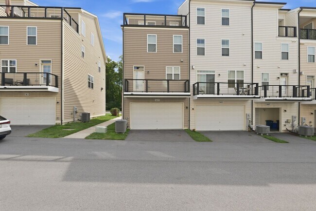 Building Photo - 2413 Glenallan Ave