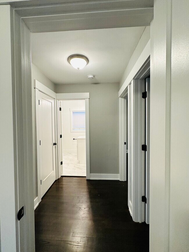 Building Photo - 3830 W Touhy Ave