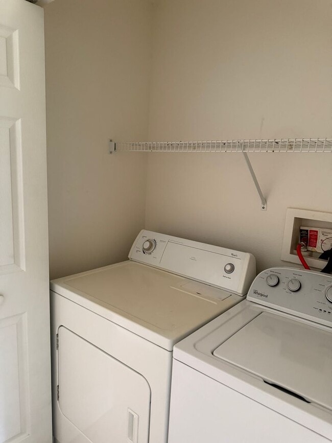 Building Photo - Spacious 2 Bedroom, 1.5 Bath Townhouse For Lease