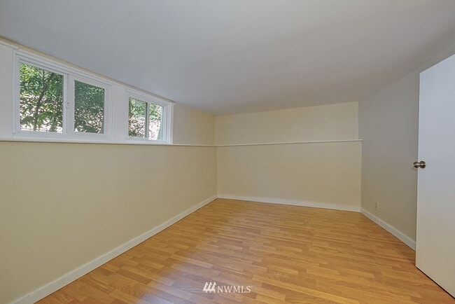 Building Photo - Spacious 5-Bedroom Home with Den & Backyar...