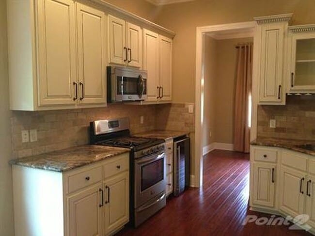 Building Photo - Oxford’s Best Neighborhood!!