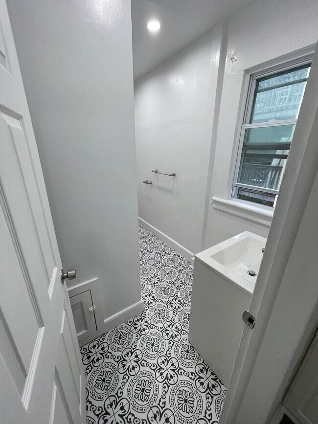 Building Photo - 260 Sheridan St