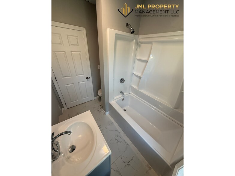 Building Photo - 47 Bogle St