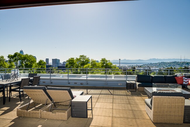 Building Photo - 1321 E John St