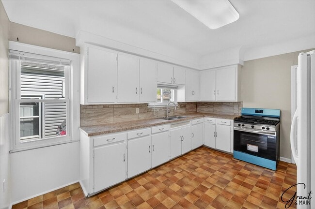 Building Photo - $1450 4 Bedrooms