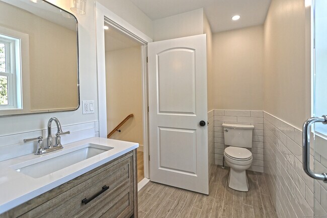 Building Photo - 33 Fairwood Ave
