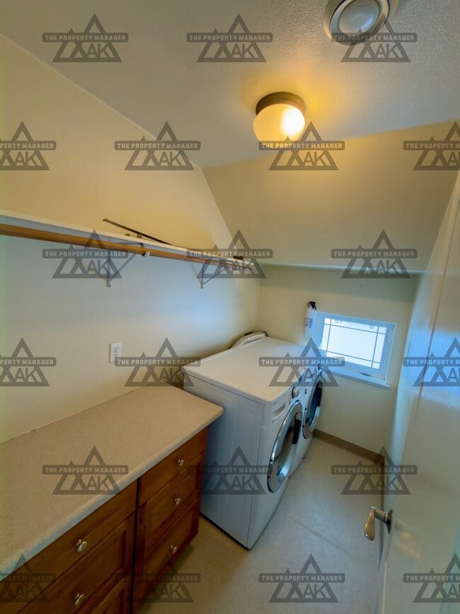 Building Photo - Beautiful 3 bedroom home for rent / Sorry no pets / Heat Included!!