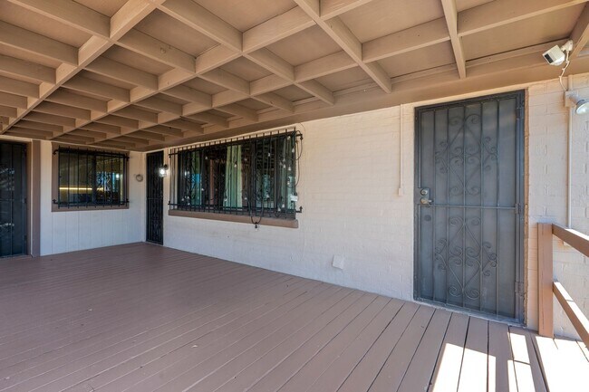 Building Photo - Gorgeous home near UA