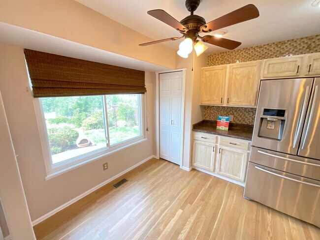 Building Photo - 4 Bedroom Home Available Near Constitution...