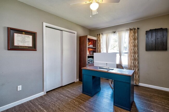 Building Photo - Pre-Leasing - 3 bed 2 bath