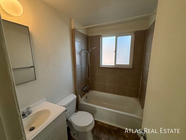 Building Photo - Newly Renovated Upper Level 2 Bed 1 Bath U...