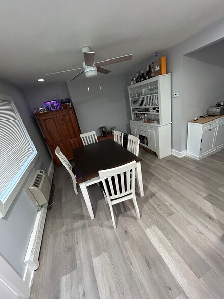 Building Photo - 62 Canoe Place Rd