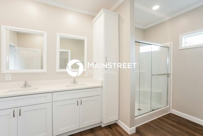 Building Photo - 4 Bedroom Pet-Friendly Home in St. Petersburg, FL with Main Street Renewal