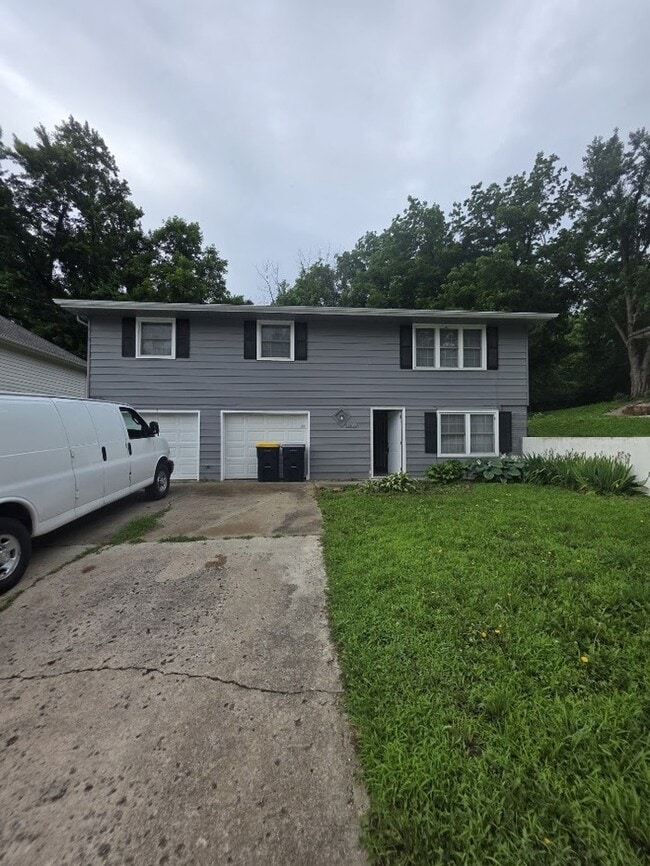 Building Photo - Beautiful 4 bedrooms and 1 bath home located on NE 38th St in Kansas City, MO