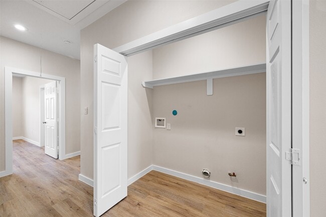 Building Photo - 9409 Clinton Dr