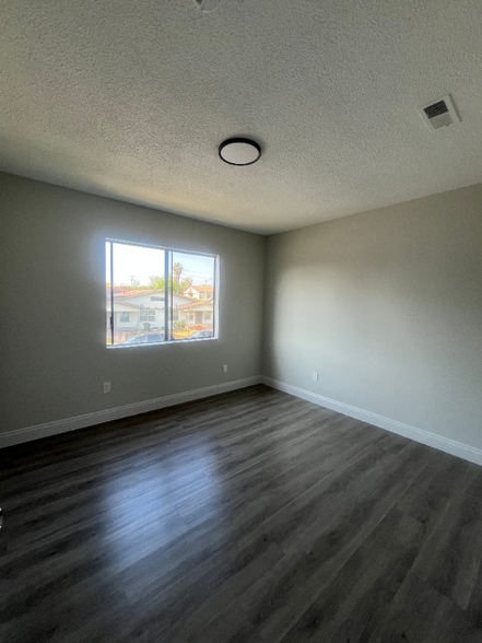 Building Photo - 1156 W 39th St