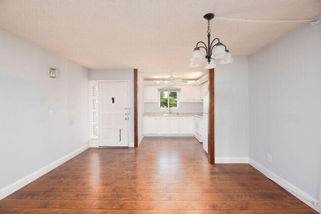 Building Photo - 1212 NE 14th Ct