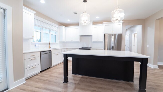 Building Photo - Stunning Like-New 4-Bedroom Home Just Minutes from Fort Stewart