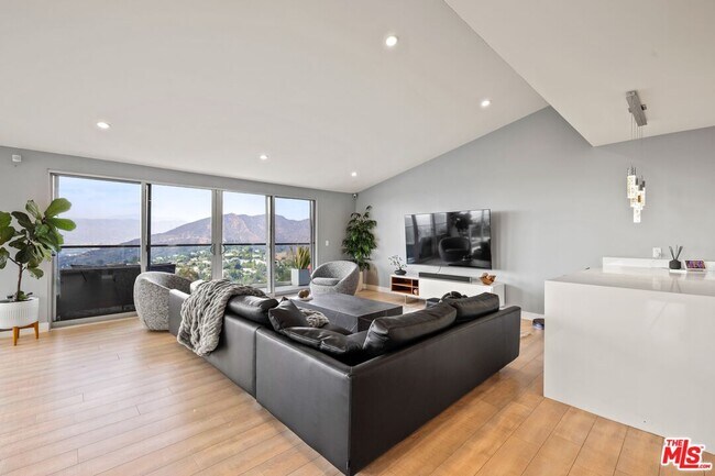 Building Photo - 7191 Pacific View Dr